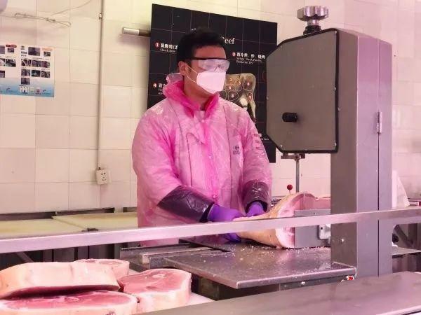 祥九瑞盈的臺灣鋸骨機曾在社區(qū)商超內(nèi)上陣鋸肉，為抗疫出一份力