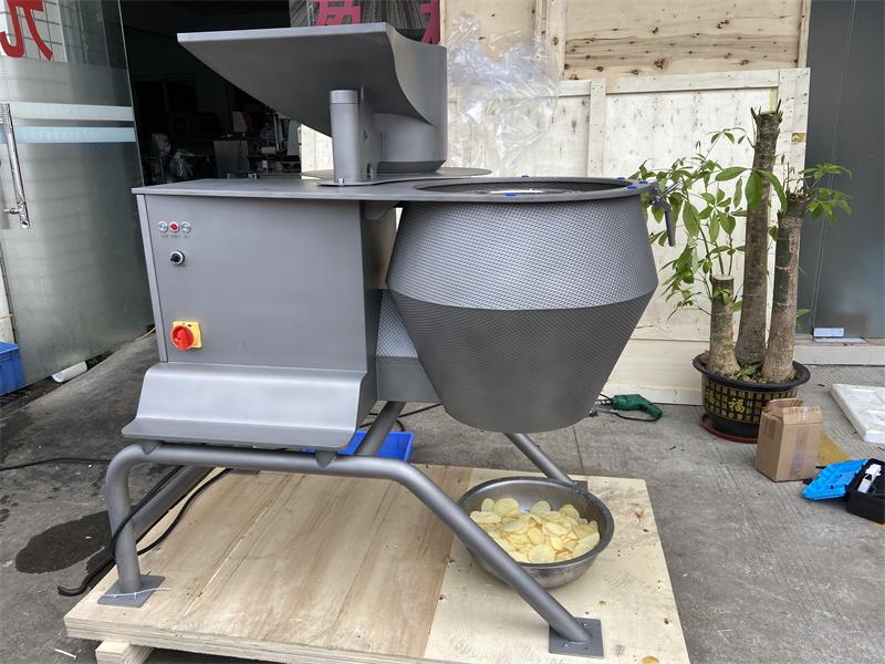 土豆切波紋薯片機(jī)與芋頭切片機(jī)是同一臺，可以一機(jī)多用的高產(chǎn)設(shè)備